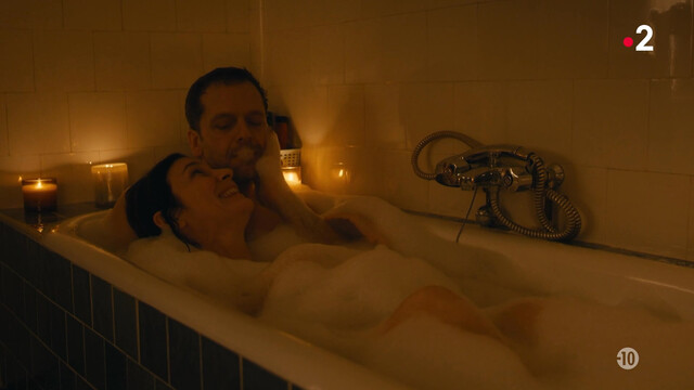 Géraldine Pailhas sexy – Les malvenus (2024)