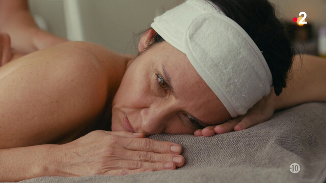 Géraldine Pailhas sexy – Les malvenus (2024)