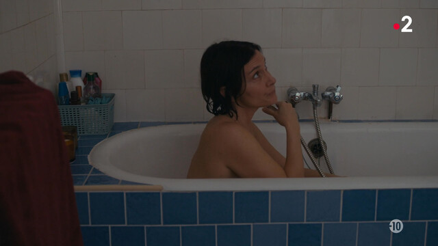 Géraldine Pailhas sexy – Les malvenus (2024)