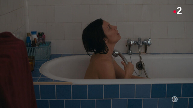 Géraldine Pailhas sexy – Les malvenus (2024)