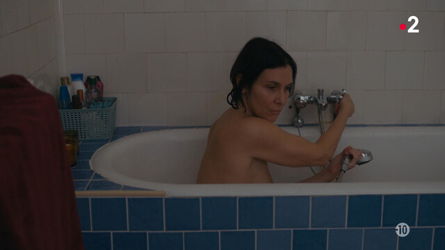 Géraldine Pailhas sexy – Les malvenus (2024)