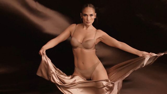 Jennifer Lopez sexy – Intimissimi lingerie (2024)