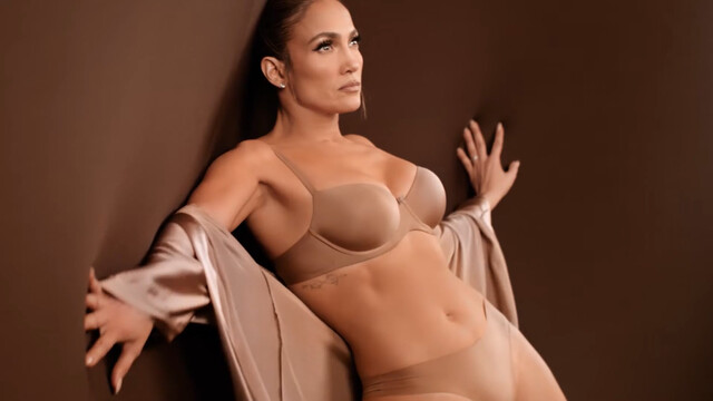 Jennifer Lopez sexy – Intimissimi lingerie (2024)