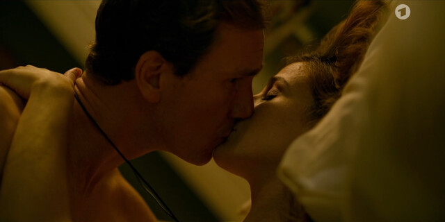 Lia Carvalho nude – Ein Krimi aus Portugal s01e02 (2024)