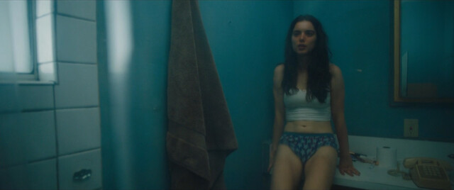 Dylan Gelula sexy – Mirage (2022)