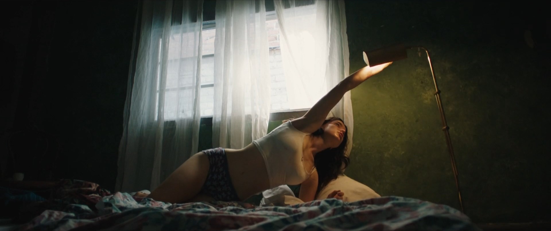 Dylan Gelula sexy – Mirage (2022)