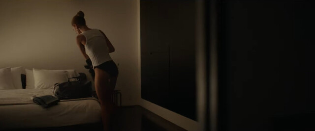 Juno Temple sexy – The Call (2020)