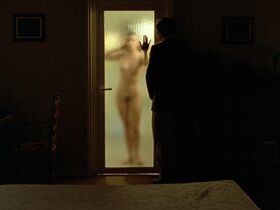 Sandrine Caron nude – Le bal des casse-pieds (1992)