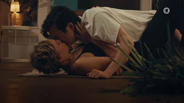 Franziska Machens sexy – Vorübergehend glücklich - Opimaral s01e02 (2024)