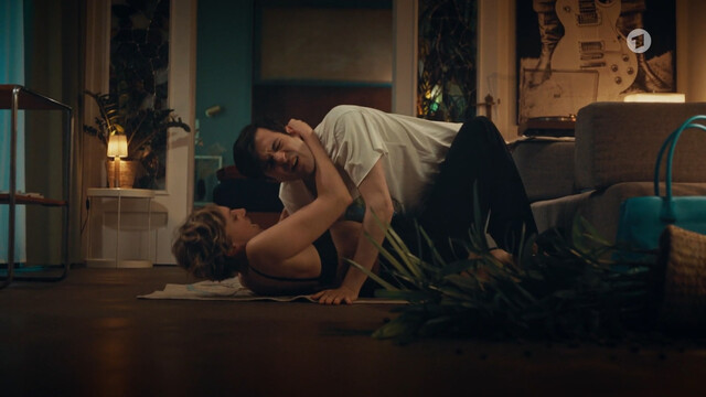 Franziska Machens sexy – Vorübergehend glücklich - Opimaral s01e02 (2024)