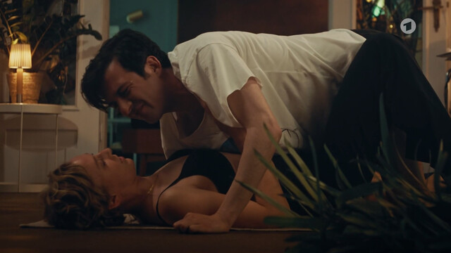 Franziska Machens sexy – Vorübergehend glücklich - Opimaral s01e02 (2024)
