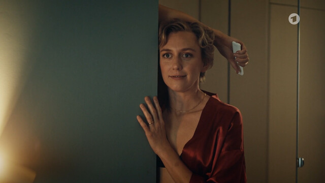 Franziska Machens sexy – Vorübergehend glücklich - Opimaral s01e02 (2024)