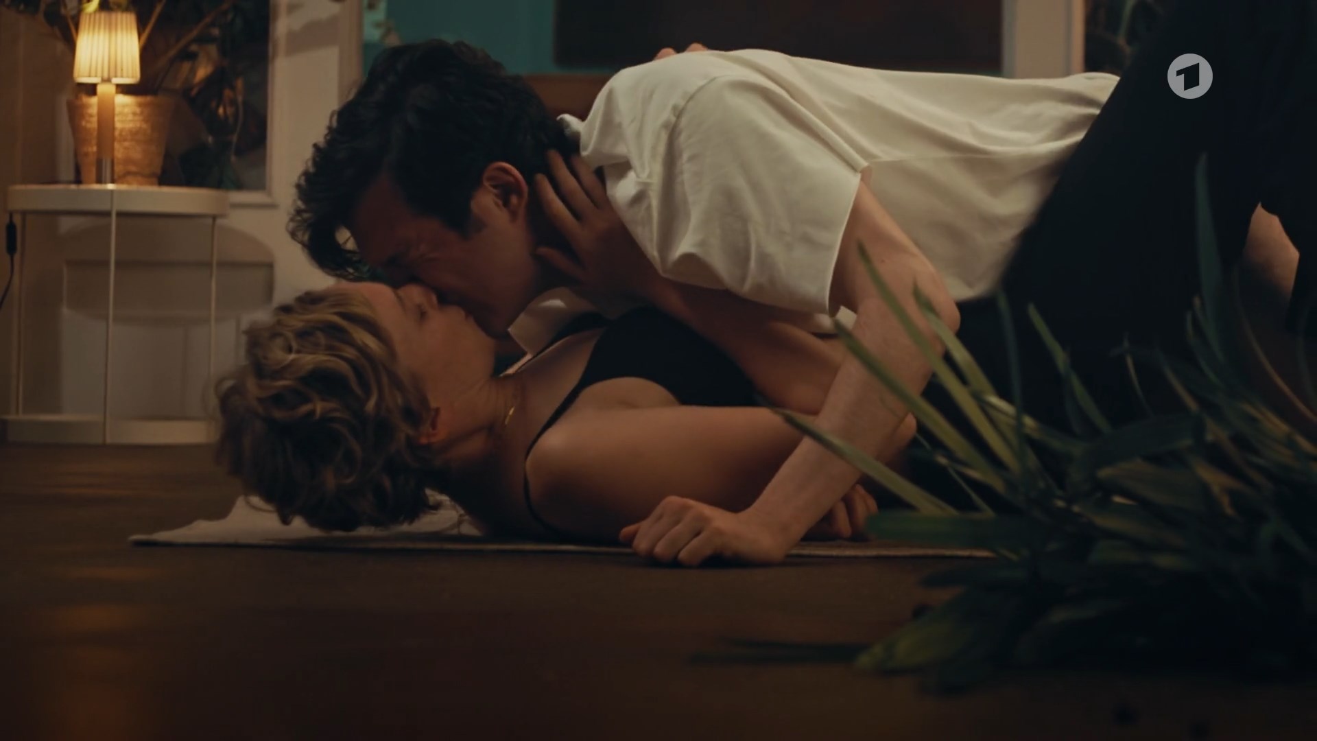 Franziska Machens sexy – Vorübergehend glücklich - Opimaral s01e02 (2024)