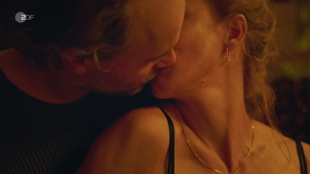 Anneke Kim Sarnau sexy – Dein perfektes Jahr (2024)