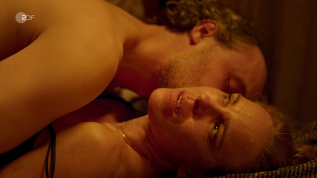 Anneke Kim Sarnau sexy – Dein perfektes Jahr (2024)