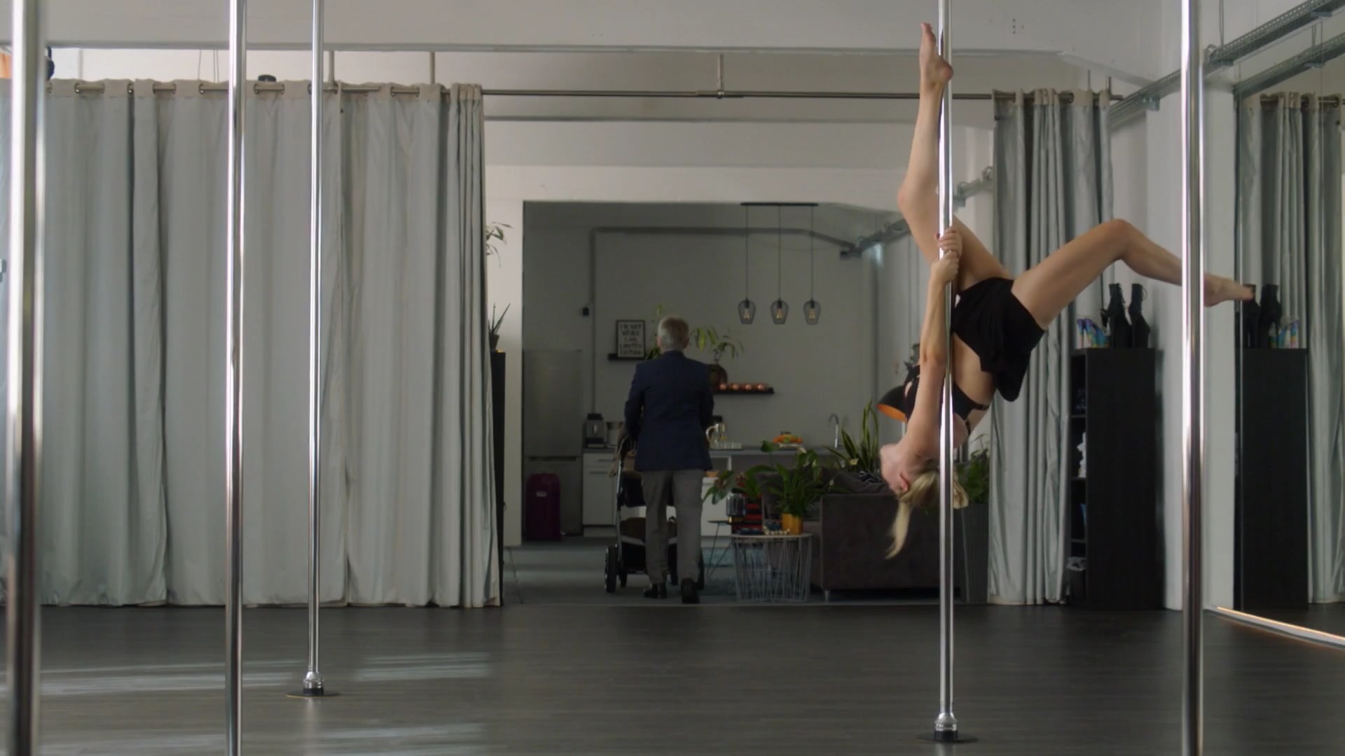 Farina Flebbe sexy – Miss Merkel - Mord auf dem Friedhof (2024)