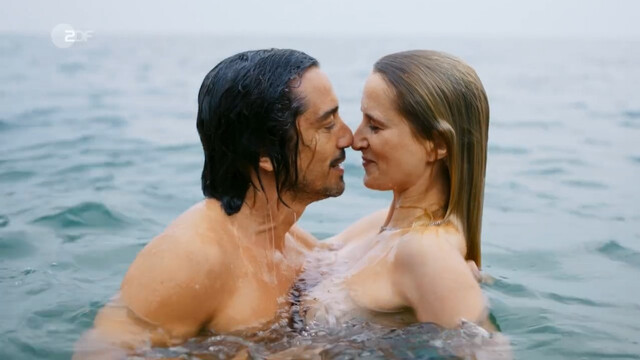 Pia-Micaela Barucki nude – Ein Sommer am Gardasee (2022)