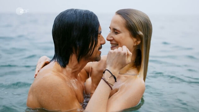 Pia-Micaela Barucki nude – Ein Sommer am Gardasee (2022)