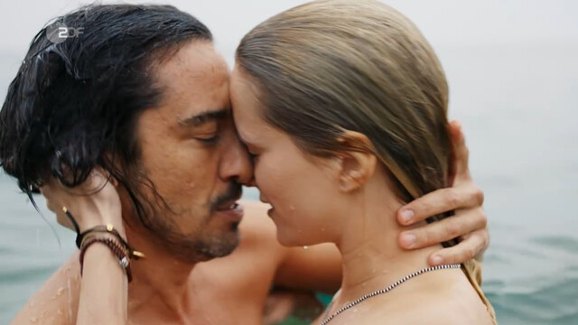 Pia-Micaela Barucki nude – Ein Sommer am Gardasee (2022)