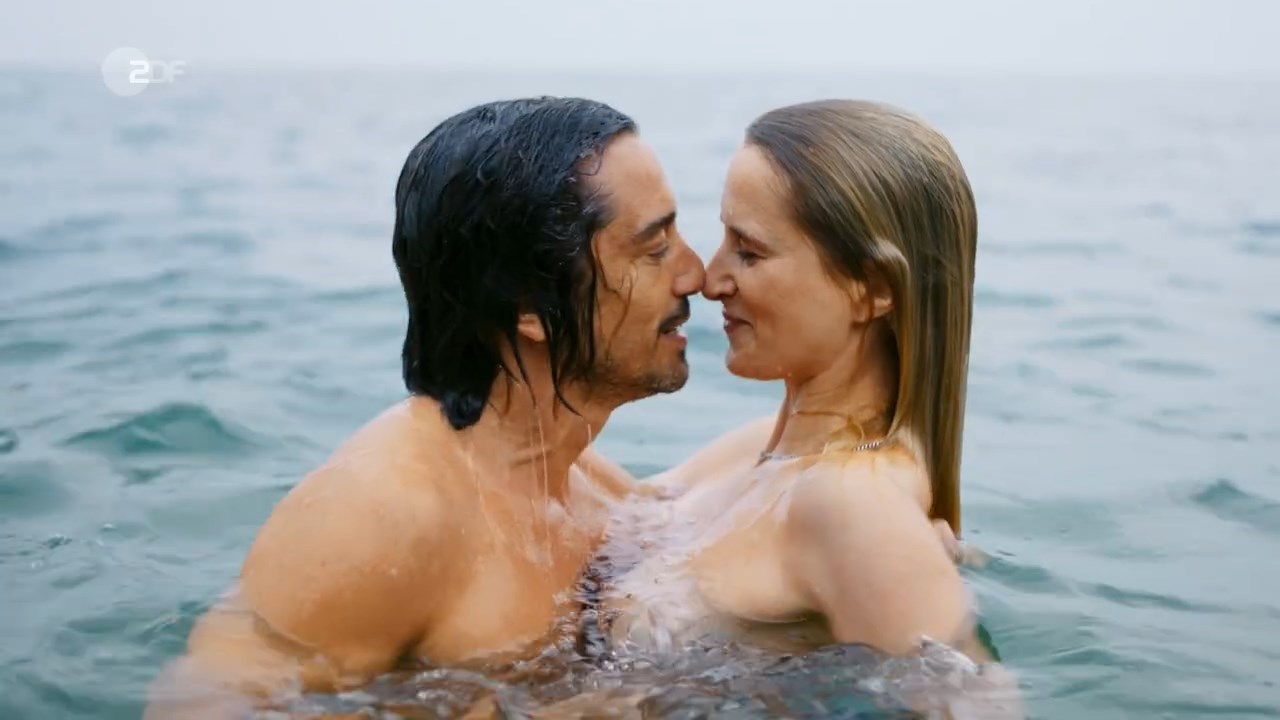 Pia-Micaela Barucki nude – Ein Sommer am Gardasee (2022)