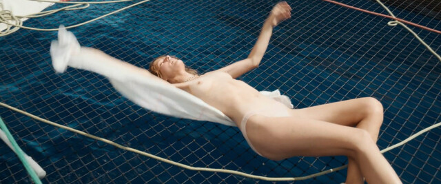 Stéphane Caillard nude – Flo (2023)