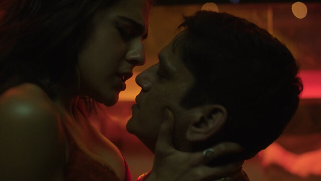 Sara Ali Khan sexy – Murder Mubarak (2024)