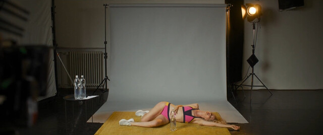 Jana Bernásková nude – Jak prezit sveho muze (2023)