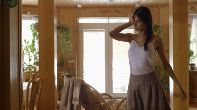 Ravshana Kurkova sexy – A u nas vo dvore s01e09 (2017)