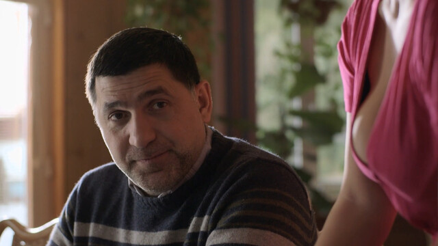 Ravshana Kurkova sexy – A u nas vo dvore s01e09 (2017)