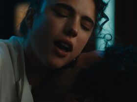Margaret Qualley sexy – Sanctuary (2022)