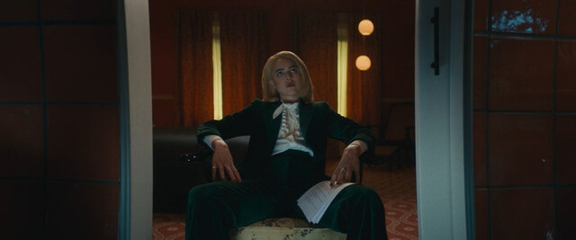 Margaret Qualley sexy – Sanctuary (2022)