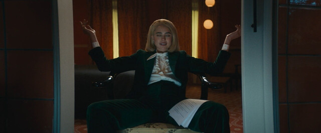 Margaret Qualley sexy – Sanctuary (2022)