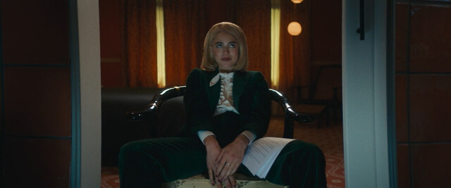 Margaret Qualley sexy – Sanctuary (2022)