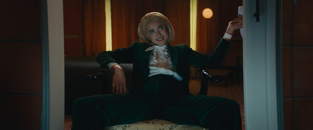 Margaret Qualley sexy – Sanctuary (2022)