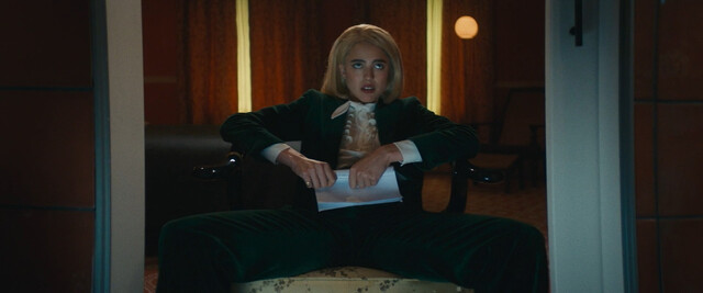 Margaret Qualley sexy – Sanctuary (2022)