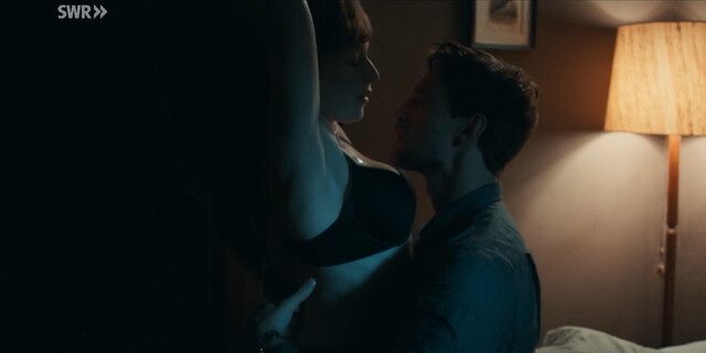 Lou Strenger sexy – Höllgrund s01e01 (2022)