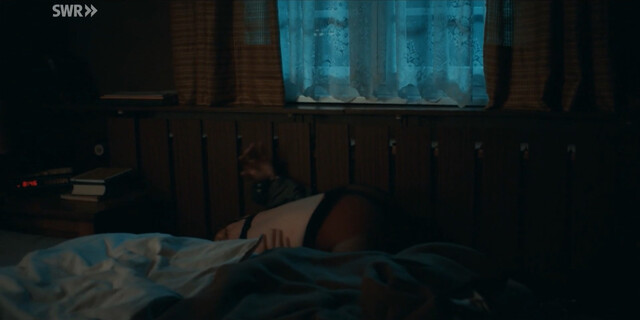 Lou Strenger sexy – Höllgrund s01e01 (2022)