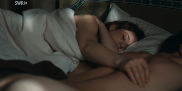 Lou Strenger sexy – Höllgrund s01e01 (2022)