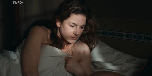 Lou Strenger sexy – Höllgrund s01e01 (2022)