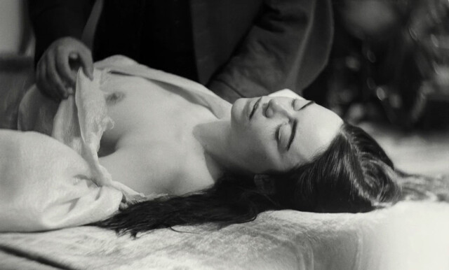 Emma Stone nude – Poor Things (2023)