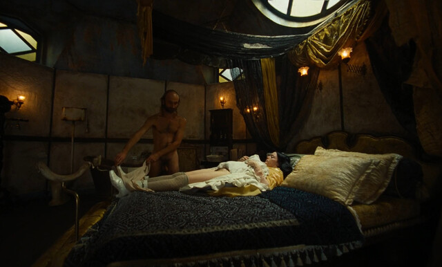 Emma Stone nude – Poor Things (2023)