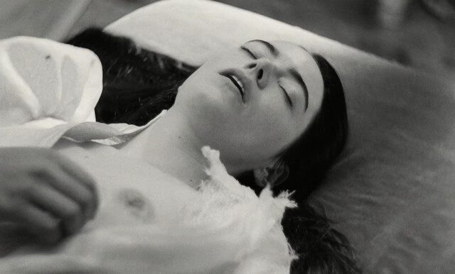 Emma Stone nude – Poor Things (2023)