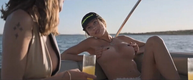 Ester Expósito nude – Lost in the Night (Perdidos en la noche) (2023)