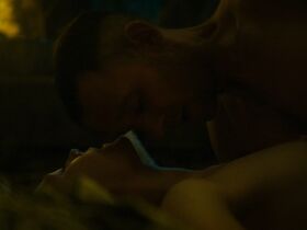 Leïla Muse nude – Abbé Pierre – A Century of Devotion (L'Abbé Pierre - Une vie de combats) (2023)