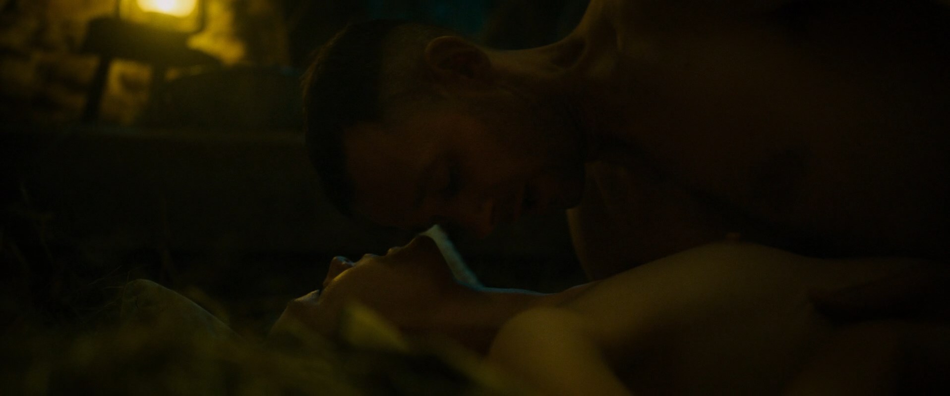 Leïla Muse nude – Abbé Pierre – A Century of Devotion (L'Abbé Pierre - Une vie de combats) (2023)