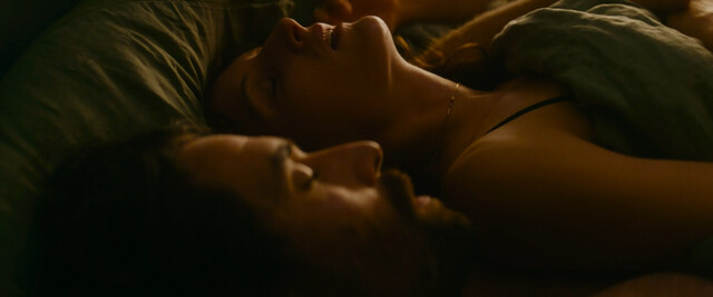 Julia Piaton sexy – Garder Ton Nom (2023)