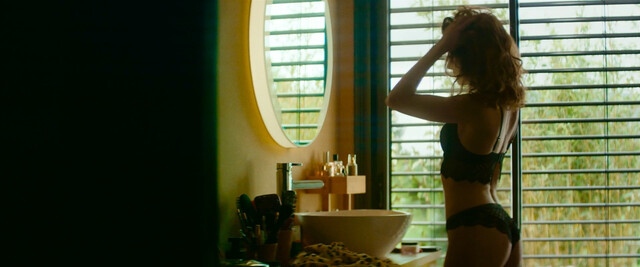 Julia Piaton sexy – Garder Ton Nom (2023)