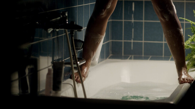 Abbey Hoes nude – Nena (2014)