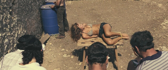 Inés Palmer sexy – Red Summer (Verano rojo) (2017)