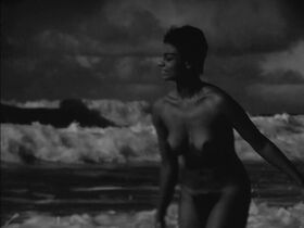 Luiza Maranhao nude – The Turning Wind (Barravento) (1962)